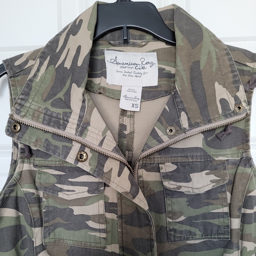 NWOT Camo Vest